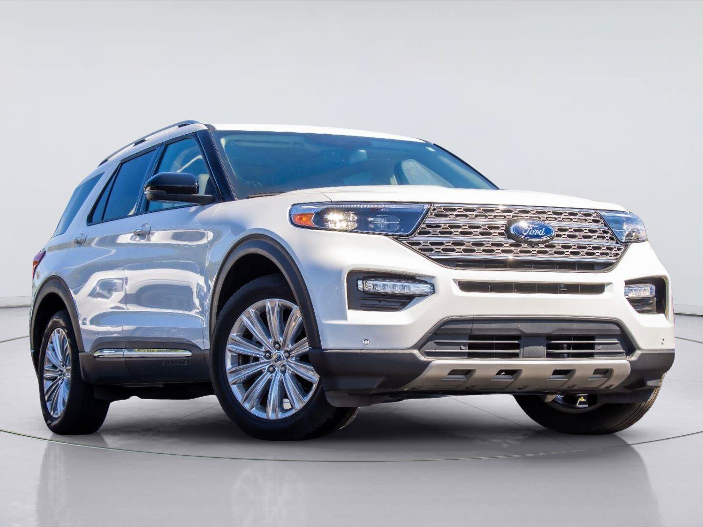 Used 2023 Ford Explorer Limited w/ Limited Technology Package RWD image 2