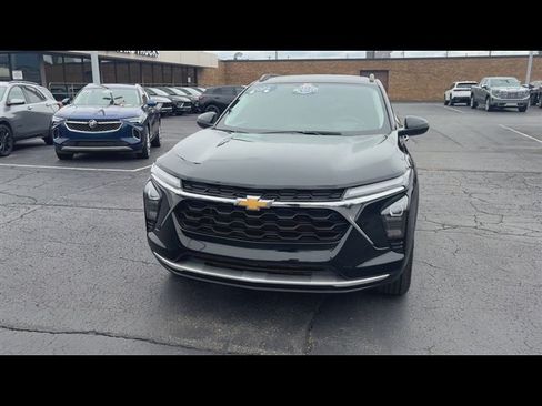 Certified 2024 Chevrolet Trax LT w/ Sunroof Package FWD image 3