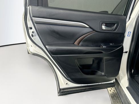 Used 2019 Toyota Highlander Limited FWD image 28