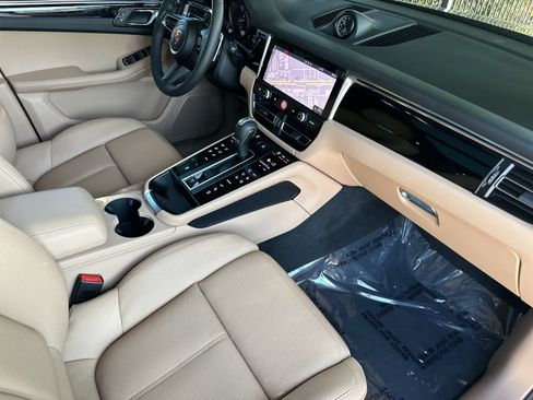 Certified 2025 Porsche Macan AWD/4WD image 17