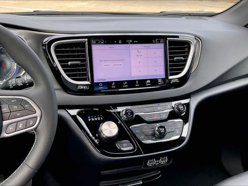 Used 2025 Chrysler Pacifica Select image 7