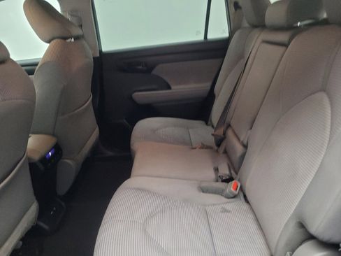 Used 2021 Toyota Highlander L FWD image 18