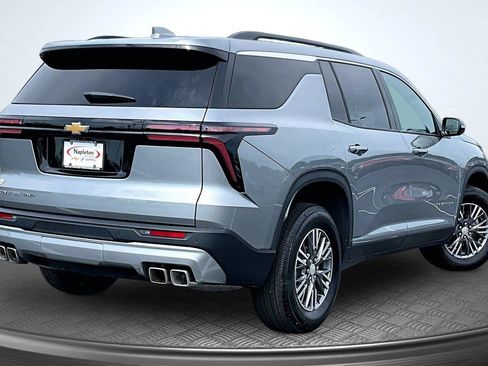 Used 2026 Chevrolet Traverse LT AWD/4WD image 2