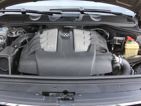 Used 2016 Volkswagen Touareg TDI AWD/4WD image 16