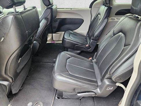Used 2023 Chrysler Pacifica Touring-L FWD image 13