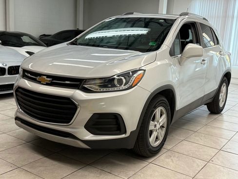 Used 2020 Chevrolet Trax LT w/ LT Convenience Package image 3
