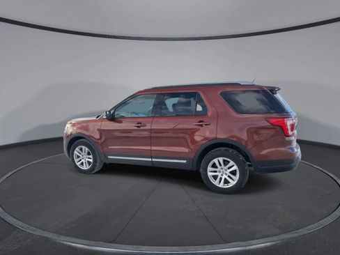 Used 2018 Ford Explorer XLT w/ Equipment Group 202A image 5