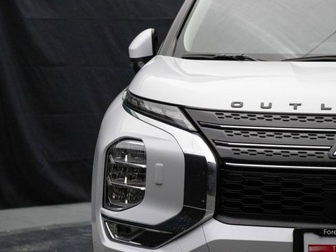 Used 2024 Mitsubishi Outlander SE image 5