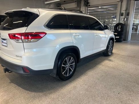 Used 2019 Toyota Highlander XLE AWD/4WD image 4