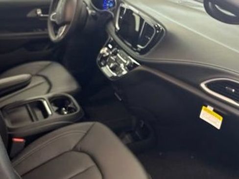 New 2027 Chrysler Pacifica Select AWD/4WD image 22