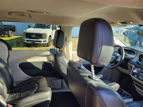 Used 2022 Chrysler Pacifica Touring-L image 33