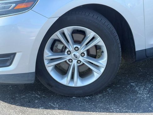 Used 2016 Ford Taurus SEL FWD image 3