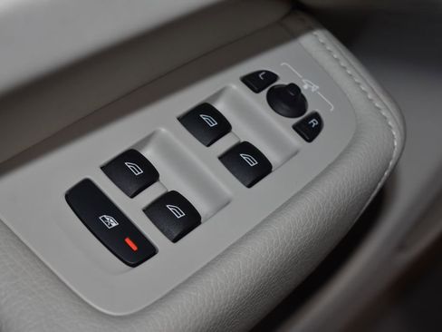 Used 2022 Volvo XC60 B5 Momentum image 6