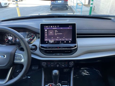 Used 2025 Jeep Compass Limited image 18