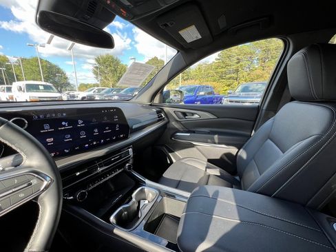 Used 2025 Chevrolet Traverse LT image 11