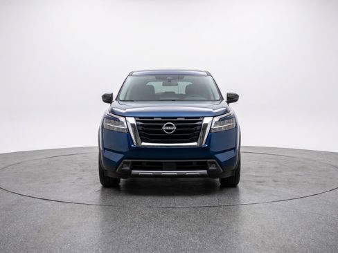 Used 2025 Nissan Pathfinder SV image 2
