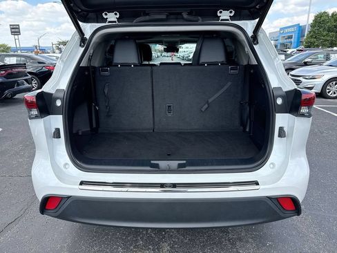 Used 2023 Toyota Highlander XLE AWD/4WD image 25