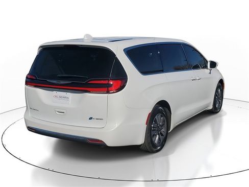 Used 2022 Chrysler Pacifica Touring-L image 4