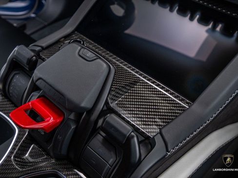 Used 2025 Lamborghini Urus SE image 65