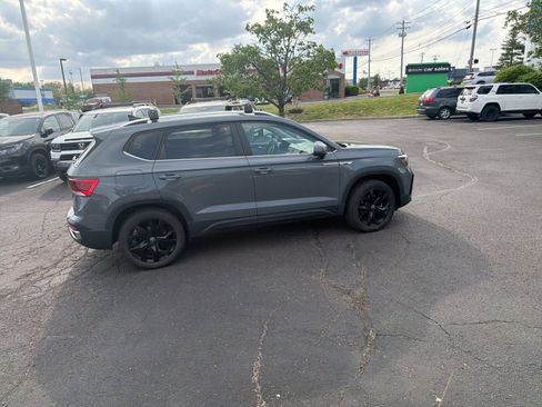 Used 2022 Volkswagen Taos SE w/ Panoramic Sunroof Package image 12