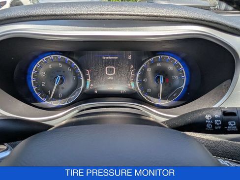Used 2025 Chrysler Pacifica Limited FWD image 23
