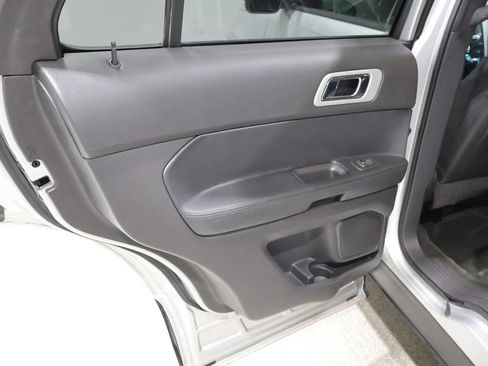 Used 2015 Ford Explorer XLT w/ Equipment Group 202A FWD image 18