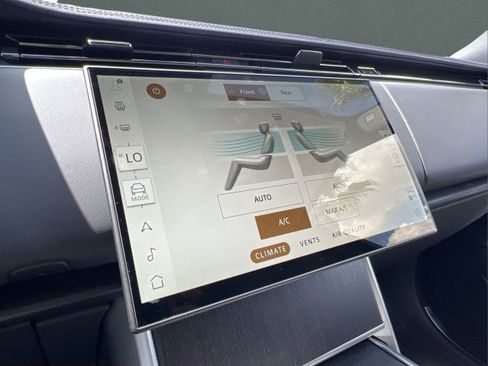 New 2025 Land Rover Range Rover Long Wheelbase SE image 28