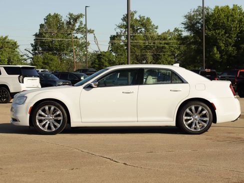 Used 2018 Chrysler 300 Touring w/ Chrome Appearance Package RWD image 4