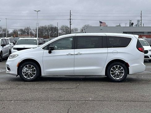 New 2026 Chrysler Pacifica Limited image 5