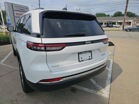 Used 2023 Jeep Grand Cherokee Limited AWD/4WD image 9