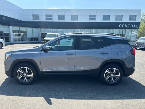 Used 2021 GMC Terrain SLT w/ Infotainment Package II AWD/4WD image 2