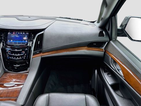 Used 2019 Cadillac Escalade Luxury AWD/4WD image 36