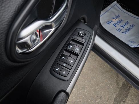 Used 2019 Jeep Cherokee Latitude Plus w/ Comfort/Convenience Group image 15