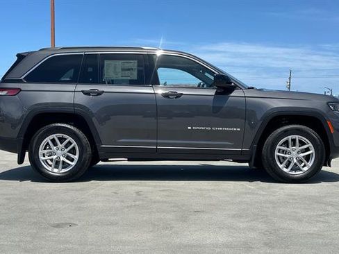 Used 2025 Jeep Grand Cherokee Laredo X w/ Luxury Tech Group I AWD/4WD image 2