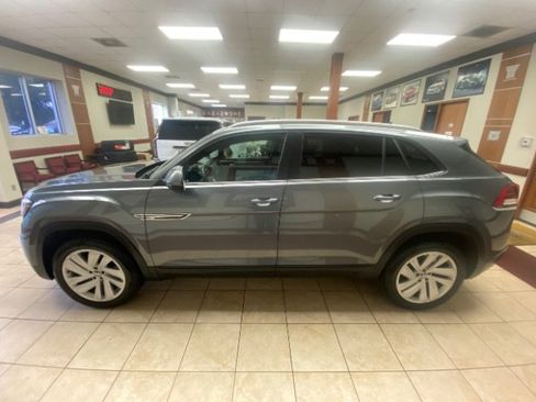 Used 2023 Volkswagen Atlas Cross Sport SE AWD/4WD image 2