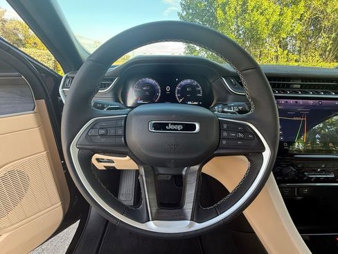 Certified 2025 Jeep Grand Cherokee Limited image 23