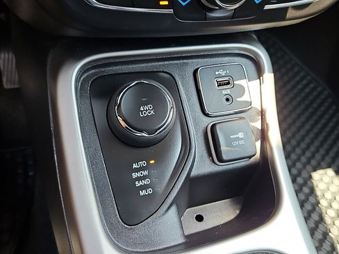 Used 2020 Jeep Compass Latitude w/ Cold Weather Group AWD/4WD image 16