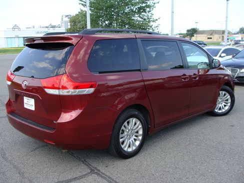 Used 2014 Toyota Sienna XLE FWD image 6