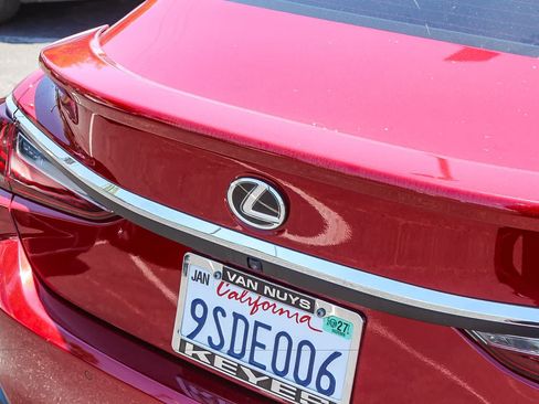Used 2025 Lexus ES 300h w/ Premium Package FWD image 9