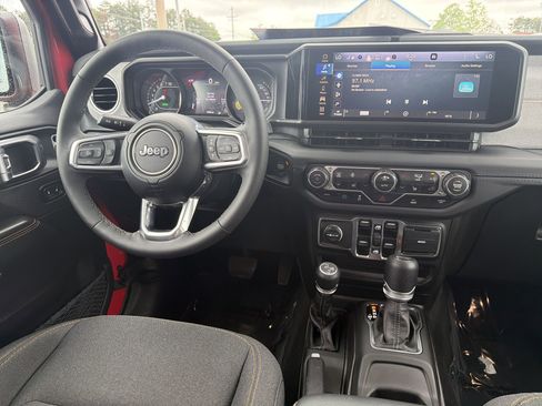 Used 2025 Jeep Wrangler Unlimited Sahara AWD/4WD image 3