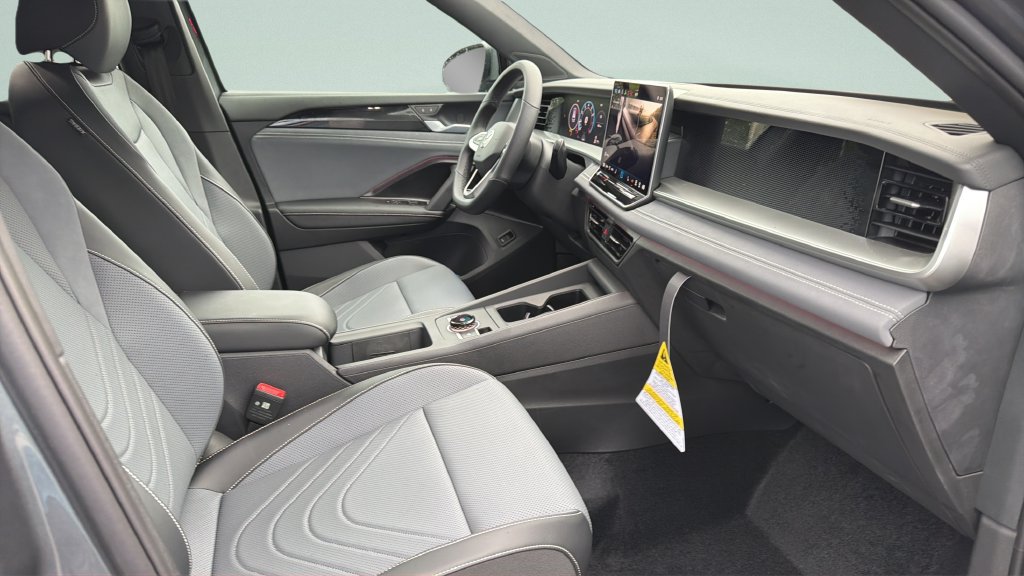 New 2026 Volkswagen Tiguan SE R-Line FWD image 34