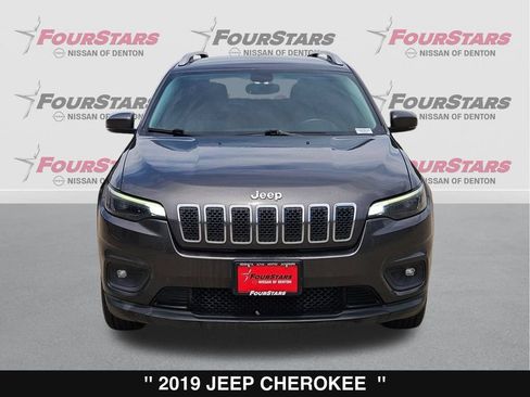 Used 2019 Jeep Cherokee Latitude Plus w/ Comfort/Convenience Group FWD image 10