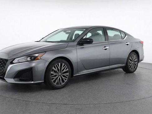 Used 2025 Nissan Altima 2.5 SV FWD image 3