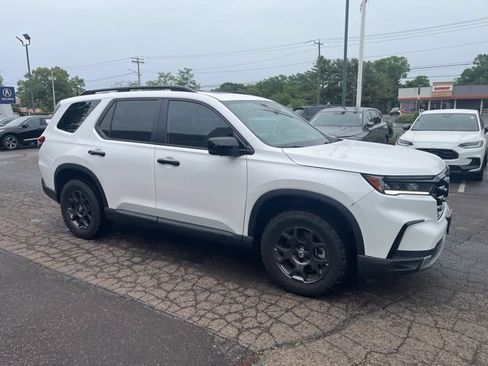 Used 2025 Honda Pilot TrailSport image 27