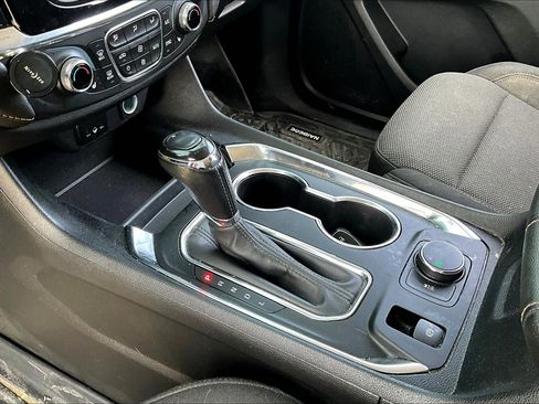 Used 2020 Chevrolet Traverse LT image 18