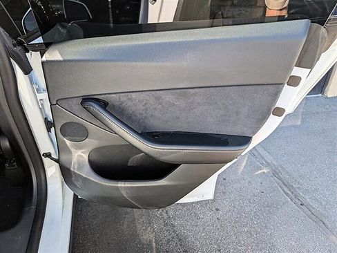 Used 2021 Tesla Model Y Long Range AWD/4WD image 28
