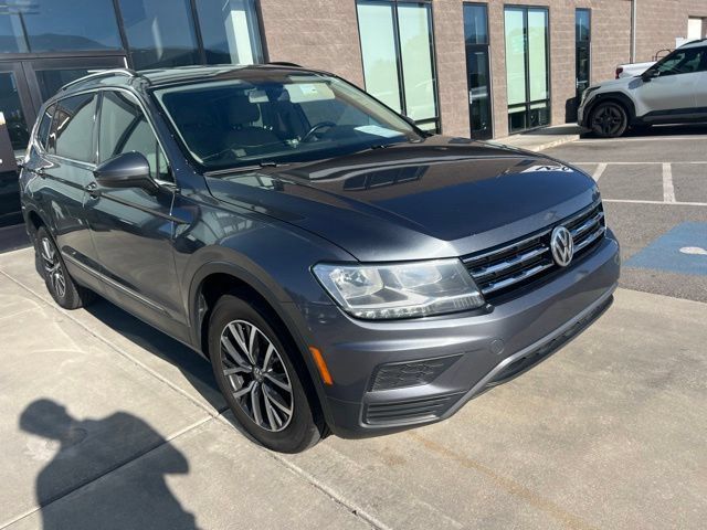 Used 2019 Volkswagen Tiguan SE w/ 3rd Row Seat Package AWD/4WD image 2