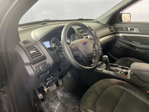Used 2018 Ford Explorer XLT w/ Equipment Group 202A image 9