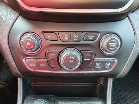 Used 2020 Jeep Cherokee Latitude w/ Cold Weather Group AWD/4WD image 27