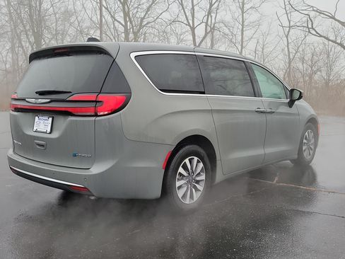 Used 2023 Chrysler Pacifica Touring-L FWD image 4